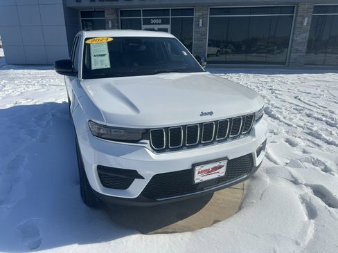 Used 2024 Jeep Grand Cherokee Laredo image 3