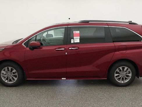 New 2026 Toyota Sienna XLE FWD image 3