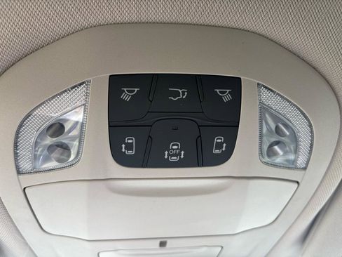 Used 2023 Chrysler Pacifica Touring-L AWD/4WD image 31