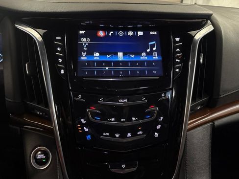Used 2018 Cadillac Escalade ESV Luxury RWD image 34
