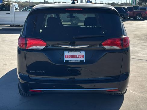 Certified 2020 Chrysler Pacifica Touring w/ Tire & Wheel Group image 6