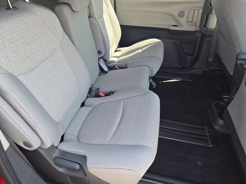 Used 2024 Toyota Sienna LE FWD image 27