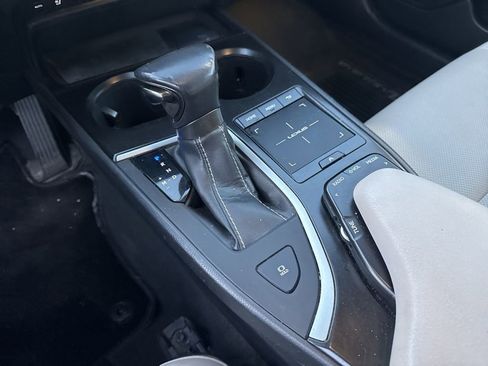 Used 2019 Lexus UX 200 image 7