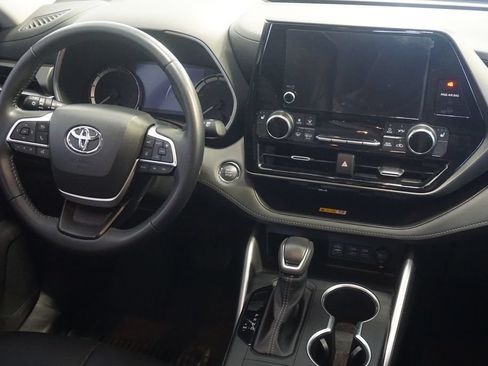 Used 2023 Toyota Highlander XLE AWD/4WD image 29