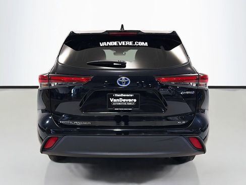 Used 2023 Toyota Highlander XLE AWD/4WD image 5