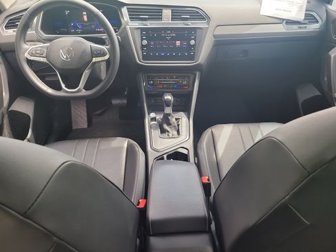 Used 2022 Volkswagen Tiguan SE w/ Panoramic Sunroof Package FWD image 16