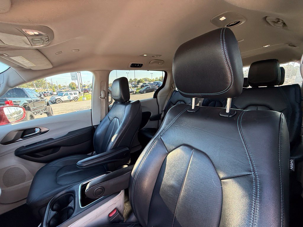 Used 2021 Chrysler Pacifica Touring-L FWD image 13