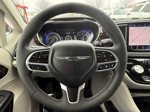 Used 2023 Chrysler Pacifica Limited image 22