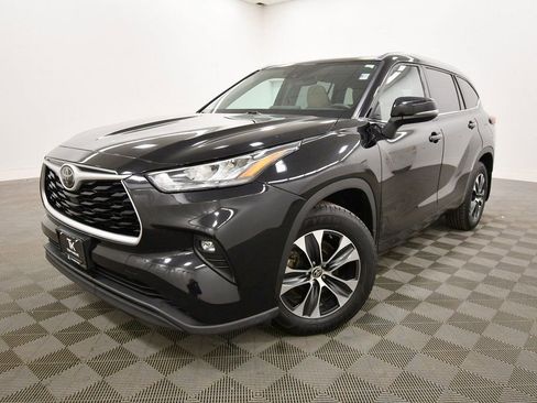 Used 2020 Toyota Highlander XLE image 2