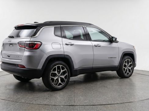 Used 2025 Jeep Compass Limited AWD/4WD image 9
