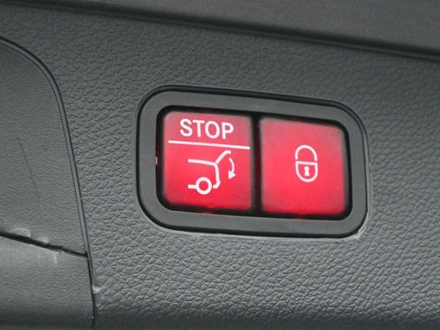 Used 2021 Mercedes-Benz GLC 300 4MATIC image 10