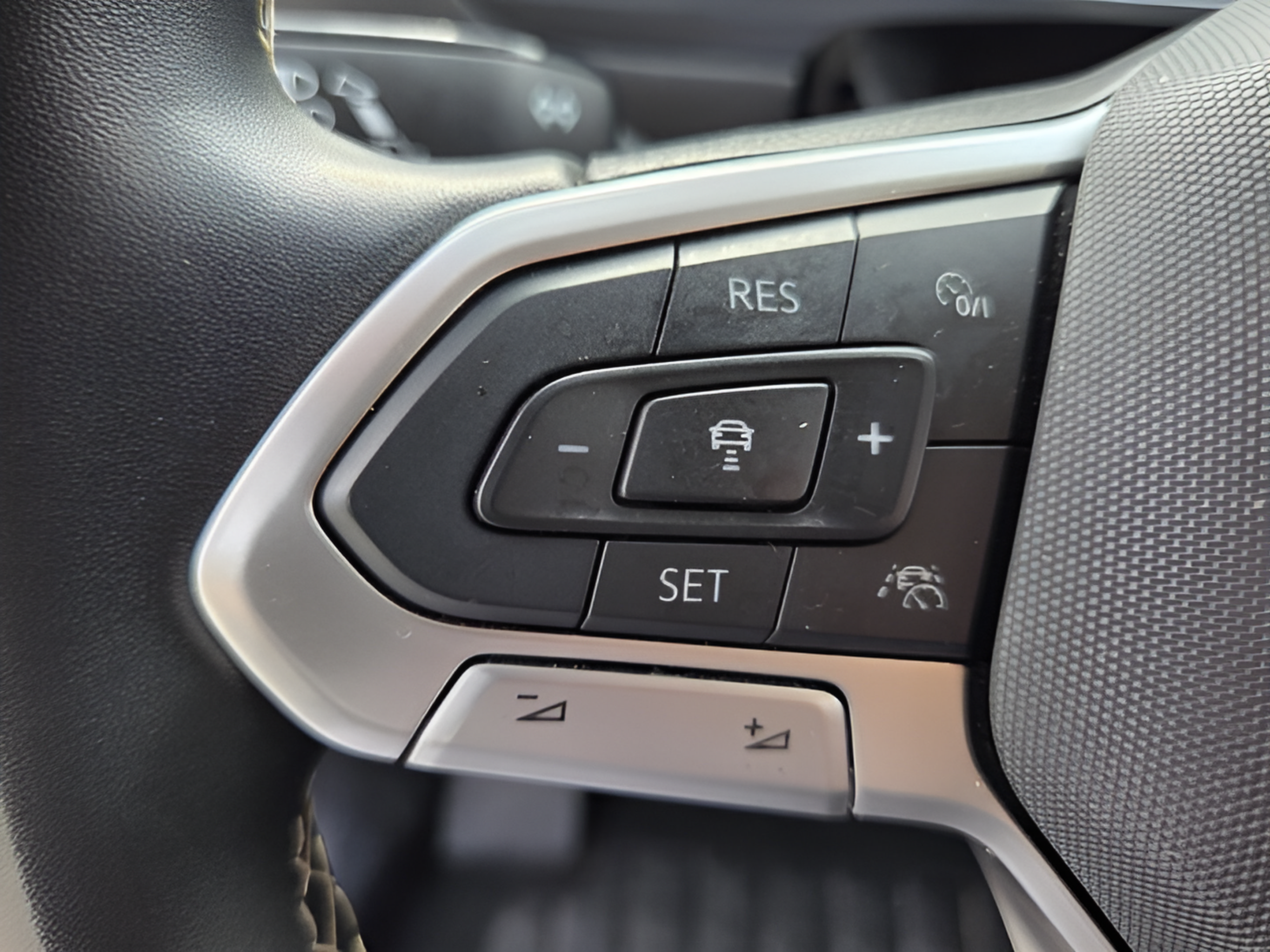 Used 2024 Volkswagen Tiguan SE AWD/4WD image 25