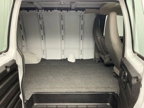 Used 2017 Chevrolet Express 3500 RWD image 20