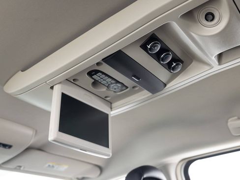 Used 2013 Chrysler Town & Country Touring FWD image 33
