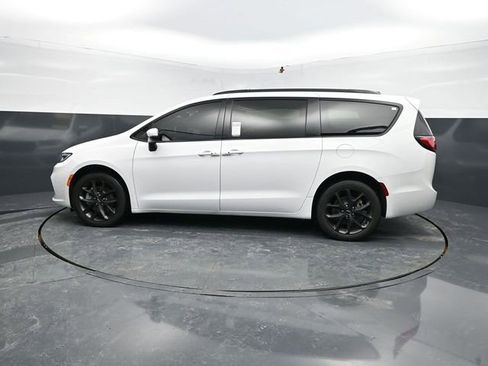 Used 2023 Chrysler Pacifica Touring-L w/ S Appearance Package image 5