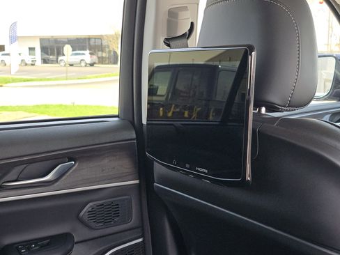 Certified 2023 Jeep Grand Cherokee Limited w/ Luxury Tech Group II image 9