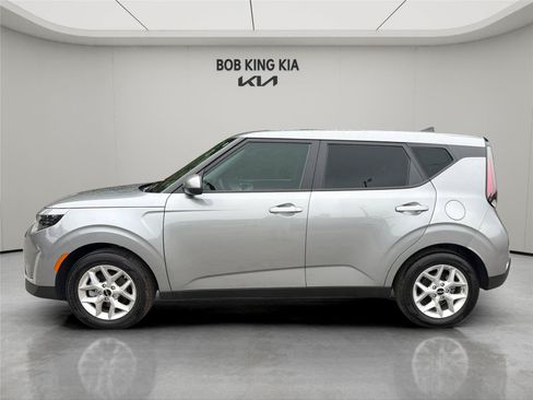 Used 2025 Kia Soul LX w/ LX Technology Package FWD image 2