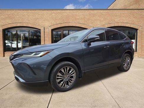 Used 2023 Toyota Venza XLE image 8