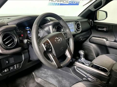 Used 2022 Toyota Tacoma TRD Off-Road image 10