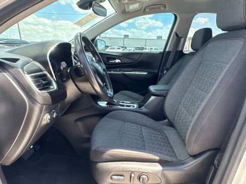 Used 2022 Chevrolet Equinox LT FWD image 2