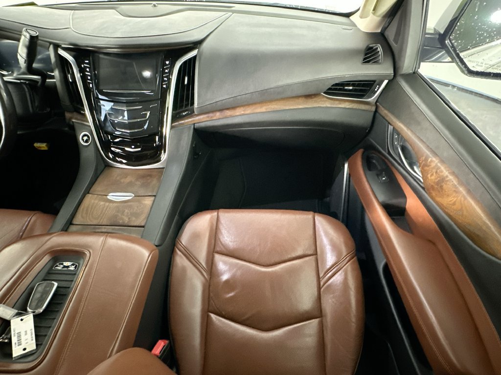 Used 2020 Cadillac Escalade Premium Luxury AWD/4WD image 11