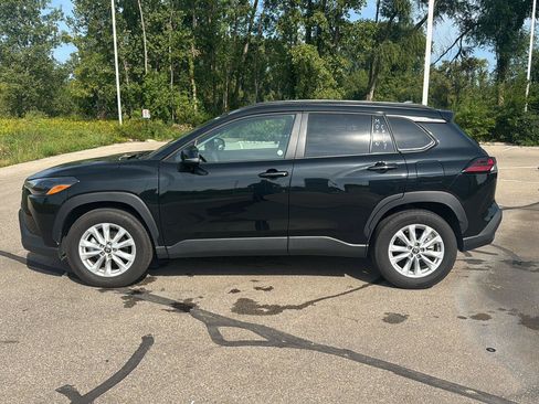 Used 2026 Toyota Corolla Cross LE FWD image 2