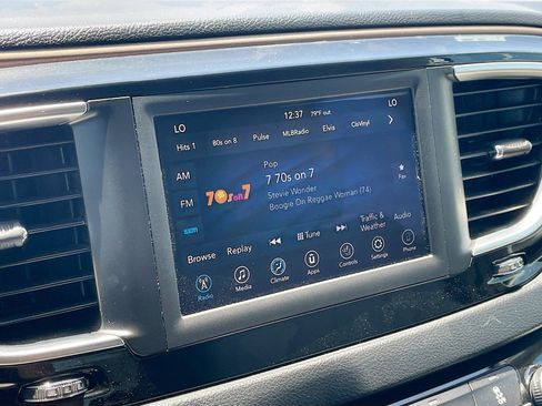 Used 2018 Chrysler Pacifica Touring-L FWD image 11