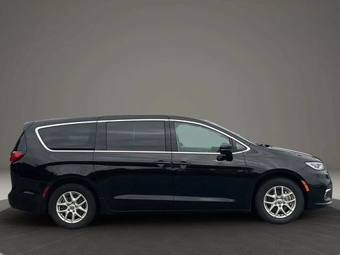 Used 2024 Chrysler Pacifica Touring-L FWD image 6