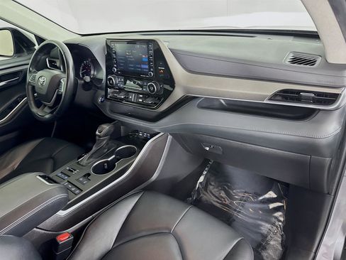 Used 2022 Toyota Highlander XLE image 30