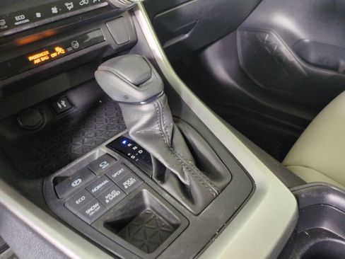 Used 2019 Toyota RAV4 XLE AWD/4WD image 25