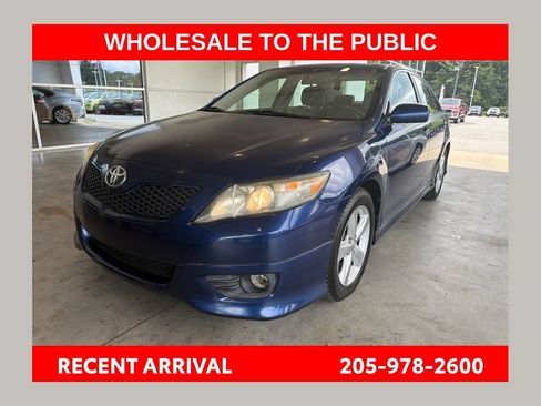 Used 2011 Toyota Camry SE w/ SE Extra-Value Pkg #1 FWD image 1