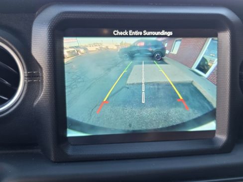 Used 2018 Jeep Wrangler Unlimited Sahara image 16