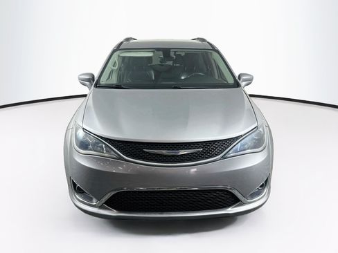 Used 2018 Chrysler Pacifica Touring-L FWD image 2
