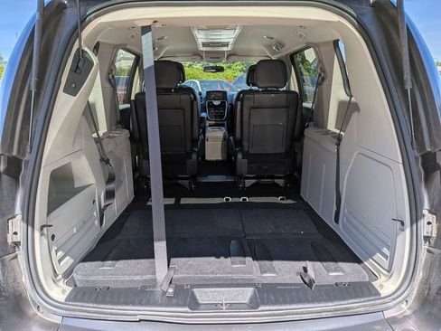 Used 2015 Chrysler Town & Country LX FWD image 25