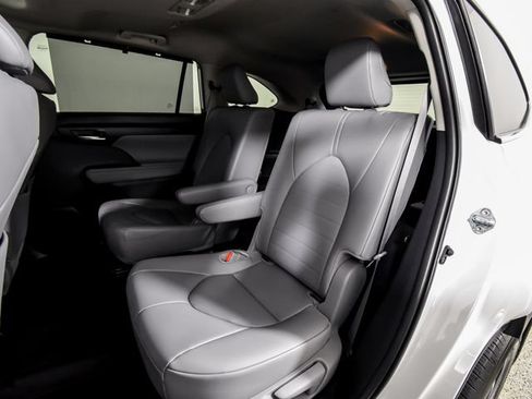 Used 2025 Toyota Highlander XLE AWD/4WD image 7