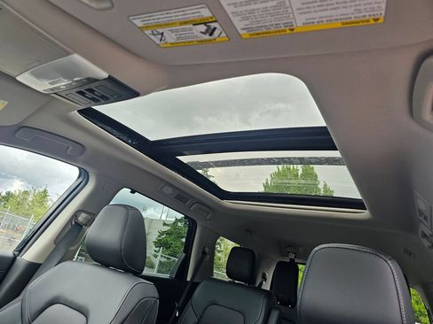 New 2026 Nissan Pathfinder SL w/ SL Premium Package AWD/4WD image 10