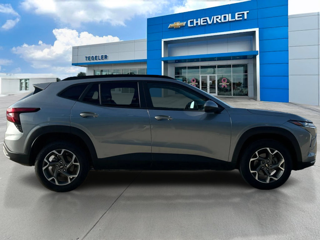 Used 2026 Chevrolet Trax LT FWD image 4