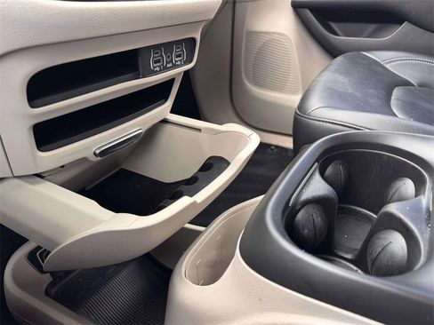 Used 2024 Chrysler Pacifica Touring-L image 24