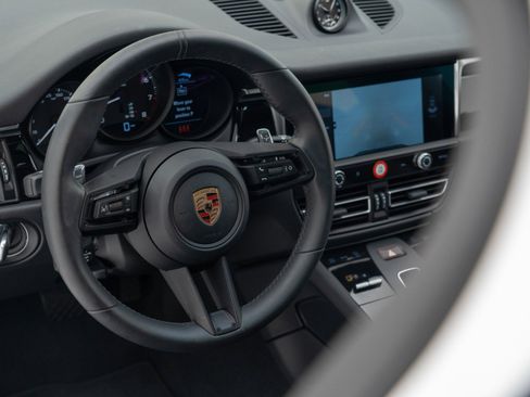 Certified 2026 Porsche Macan AWD/4WD image 32