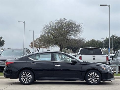 Used 2023 Nissan Altima 2.5 SV image 3