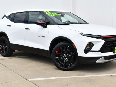 Used 2023 Chevrolet Blazer LT image 2
