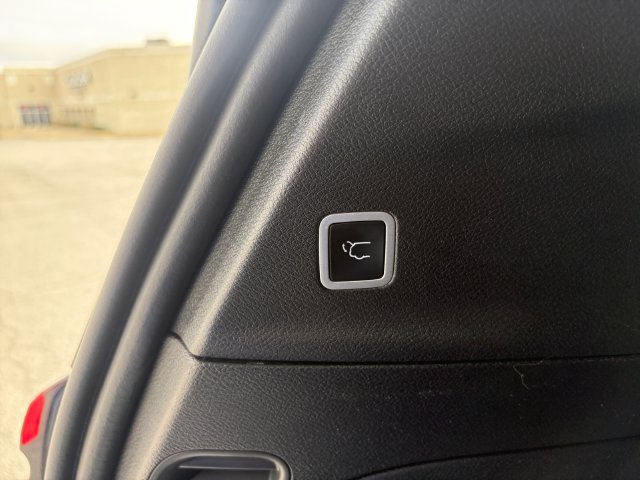 Used 2025 Chrysler Pacifica Limited FWD image 22