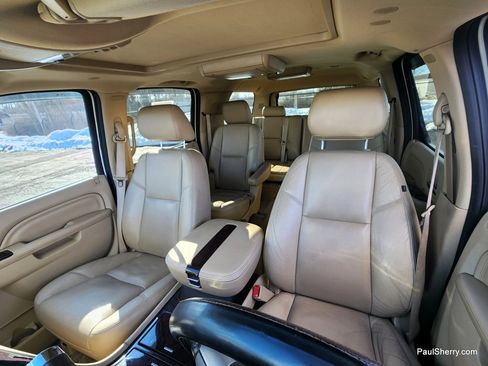 Used 2011 Cadillac Escalade ESV Premium image 36
