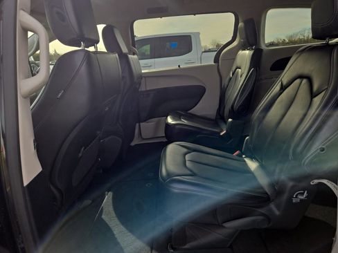 Used 2024 Chrysler Pacifica Touring-L image 13
