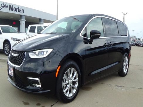 Used 2026 Chrysler Pacifica Limited FWD image 2