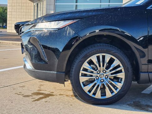 Used 2023 Toyota Venza XLE AWD/4WD image 8
