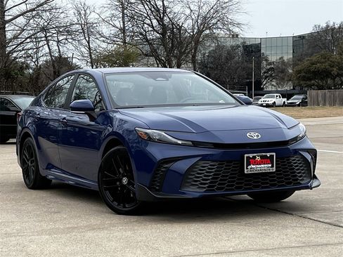 Used 2025 Toyota Camry SE image 2