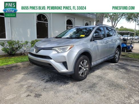 Used 2018 Toyota RAV4 LE FWD image 1