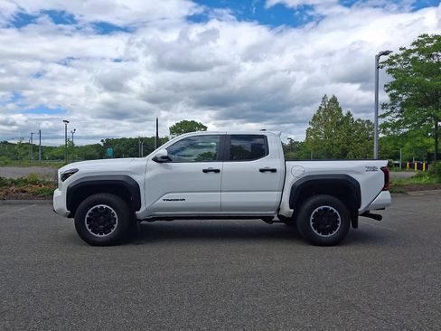 Certified 2024 Toyota Tacoma TRD Off-Road w/ TRD Off Road Upgrade Package AWD/4WD image 8