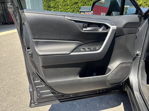 Used 2025 Toyota RAV4 XLE AWD/4WD image 16